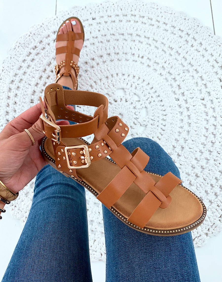 Nu-pieds en similicuir camel à multiples lanières et ornées de clous