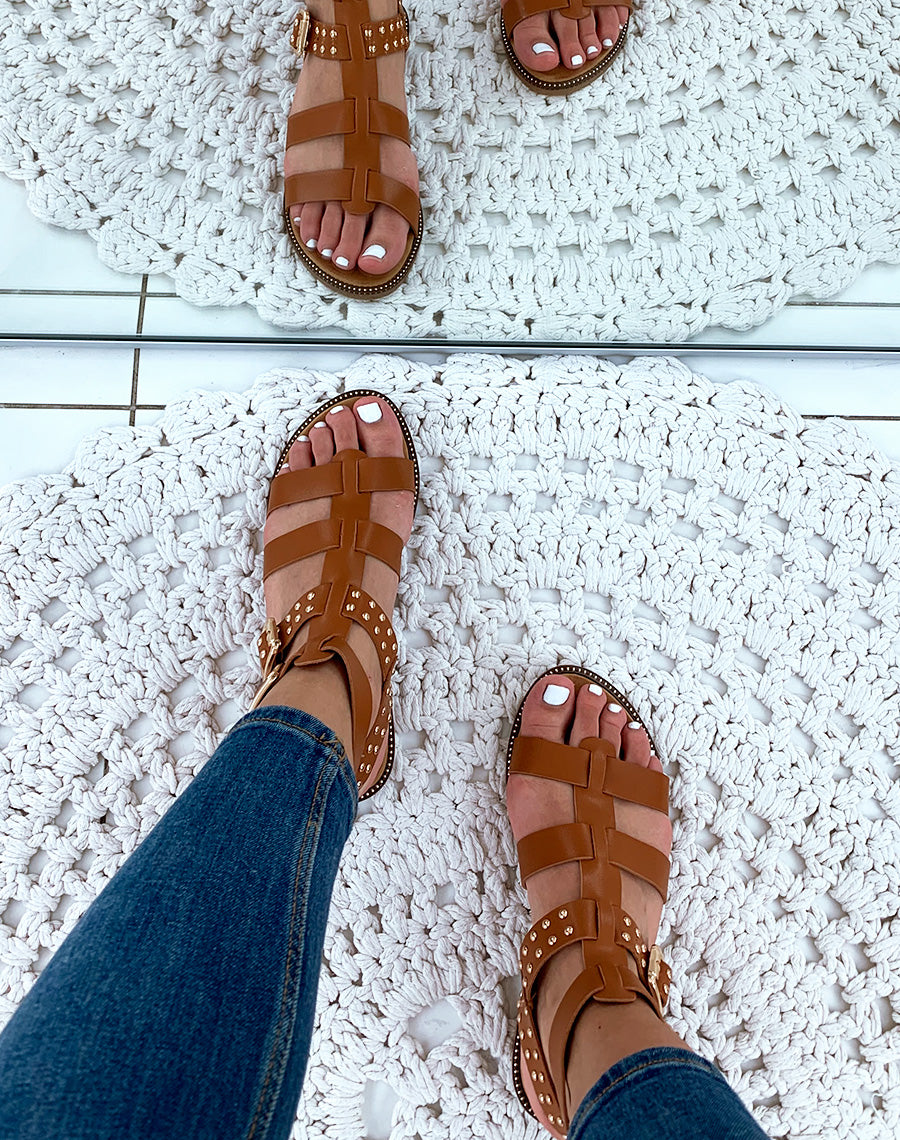 Nu-pieds en similicuir camel à multiples lanières et ornées de clous