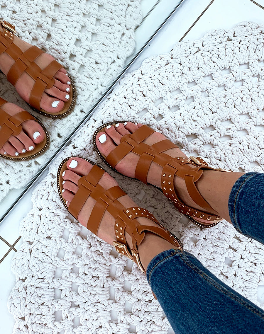 Nu-pieds en similicuir camel à multiples lanières et ornées de clous