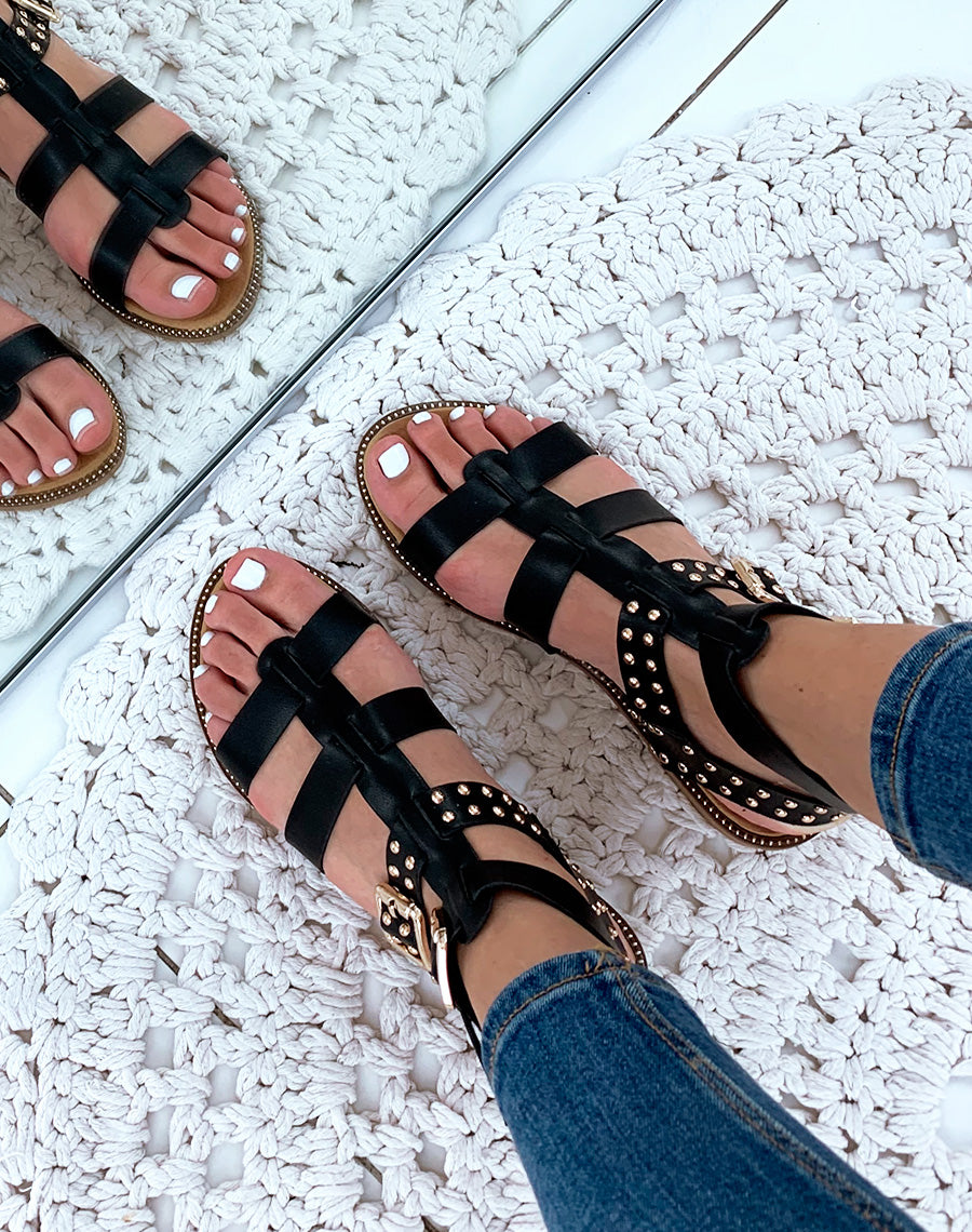 Nu-pieds en similicuir noirs à multiples lanières et ornées de clous