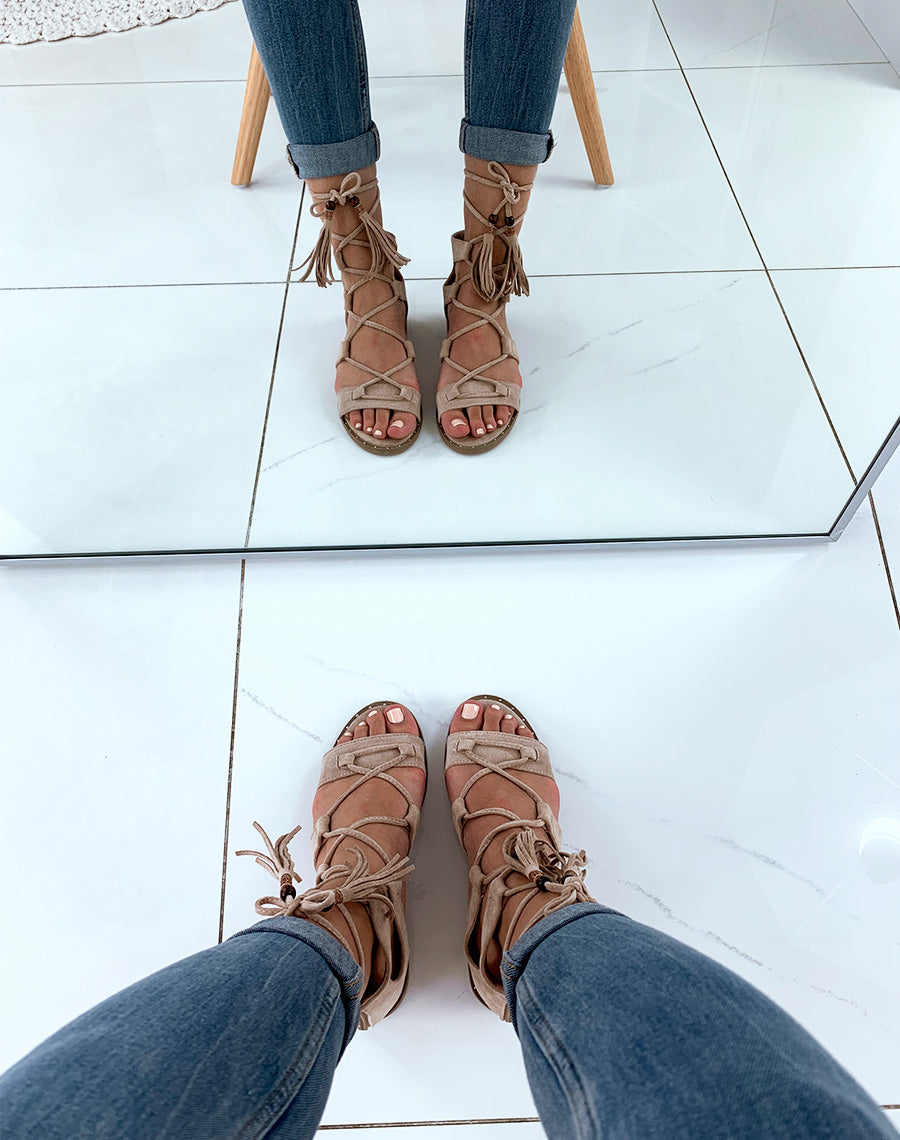 Nu-pieds en suédine beiges à multibrides entrecroisées