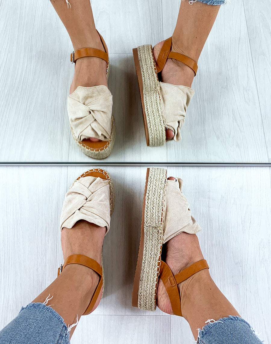 Nu-pieds en suédine beiges à plateforme et lanières camel