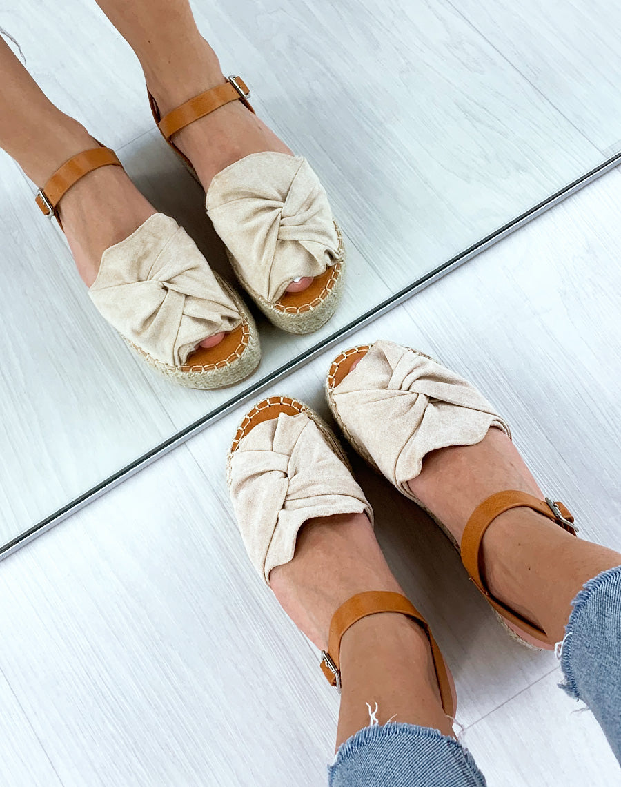 Nu-pieds en suédine beiges à plateforme et lanières camel