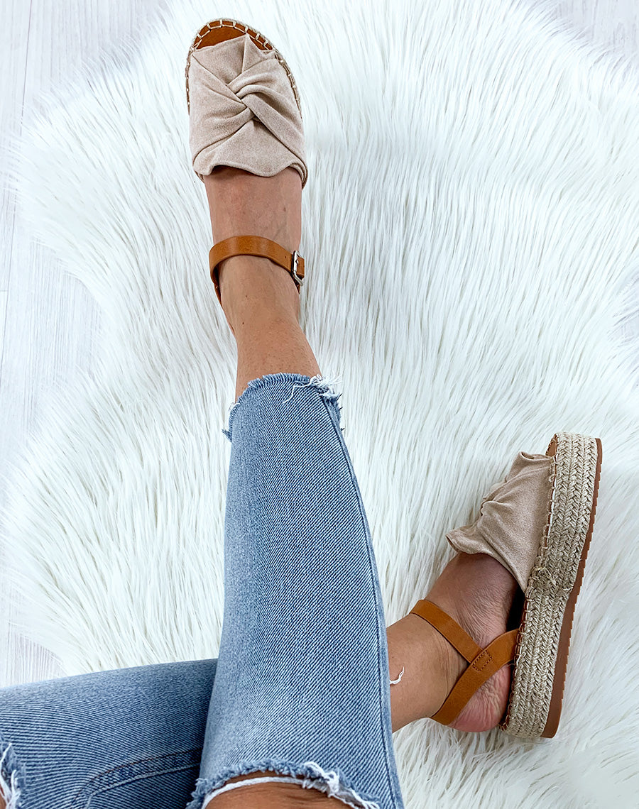Nu-pieds en suédine beiges à plateforme et lanières camel