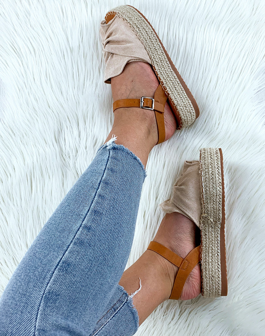 Nu-pieds en suédine beiges à plateforme et lanières camel