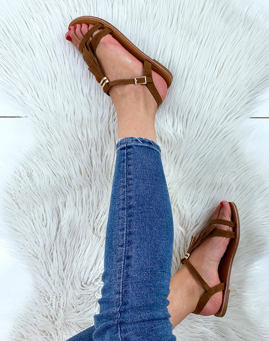 Nu-pieds en suédine camel à franges et détail doré