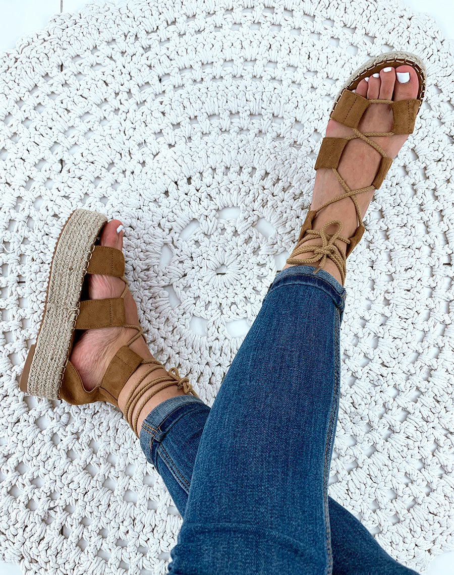 Nu-pieds en suédine camel à plateforme et à lacets