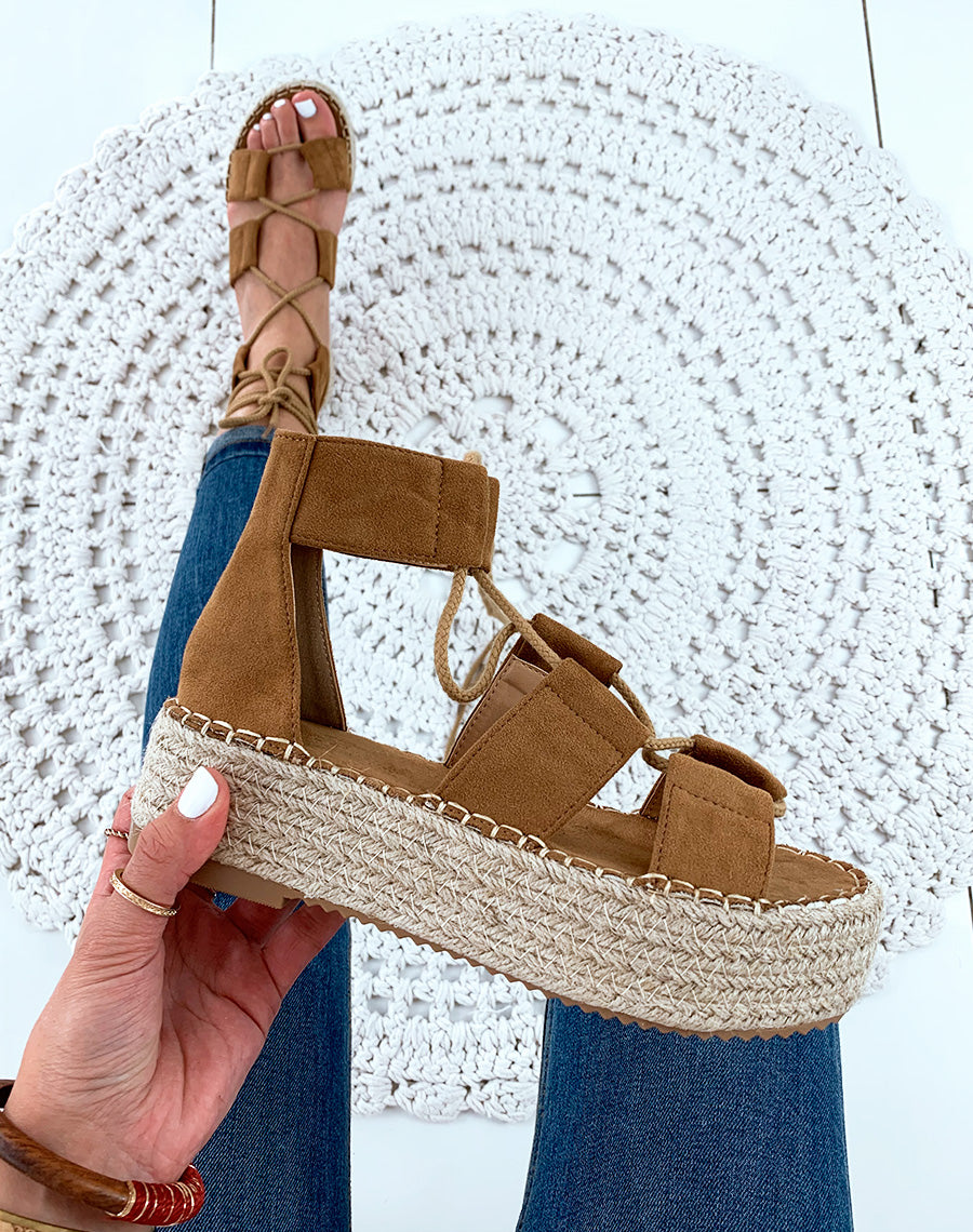Nu-pieds en suédine camel à plateforme et à lacets