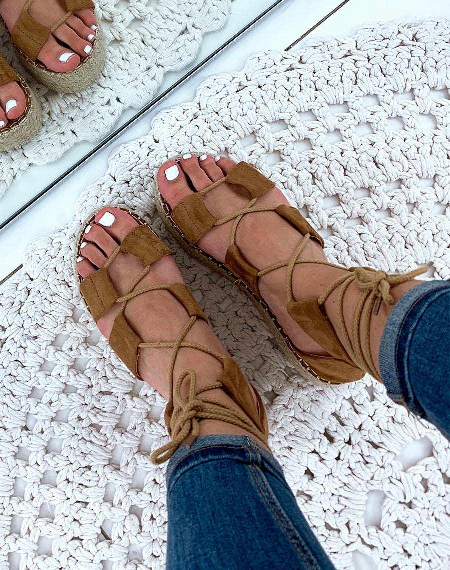 Nu-pieds en suédine camel à plateforme et à lacets