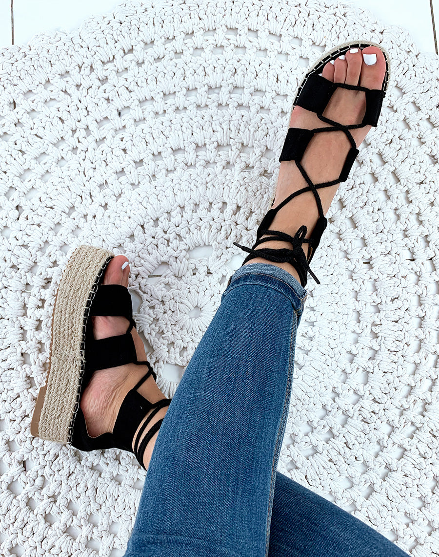 Nu-pieds en suédine noirs à plateforme et à lacets