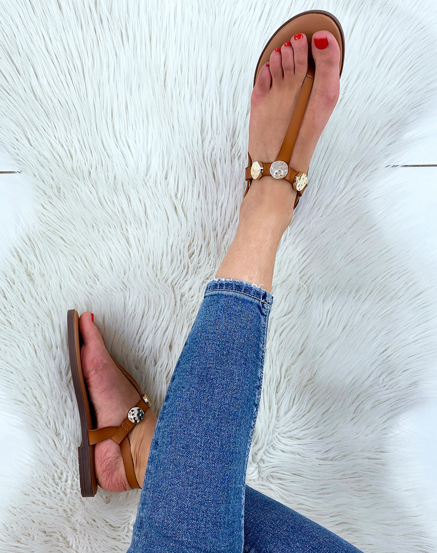 Nu-pieds à entredoigt camel à détail doré