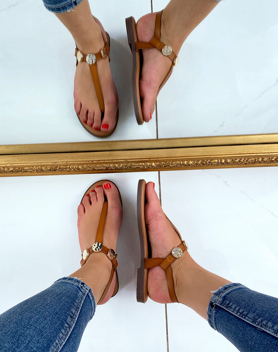 Nu-pieds à entredoigt camel à détail doré