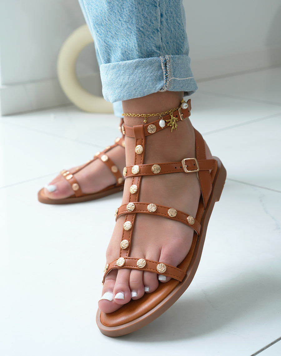 Nu-pieds femme camel tendance à multiples brides cloutées et semelle plate