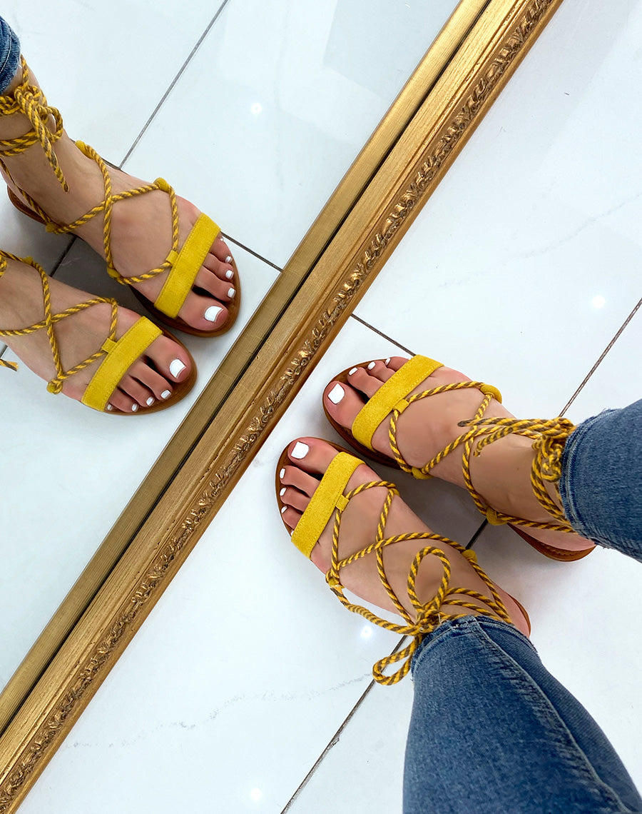 Nu-pieds jaunes en suédine à longues lanières bicolores