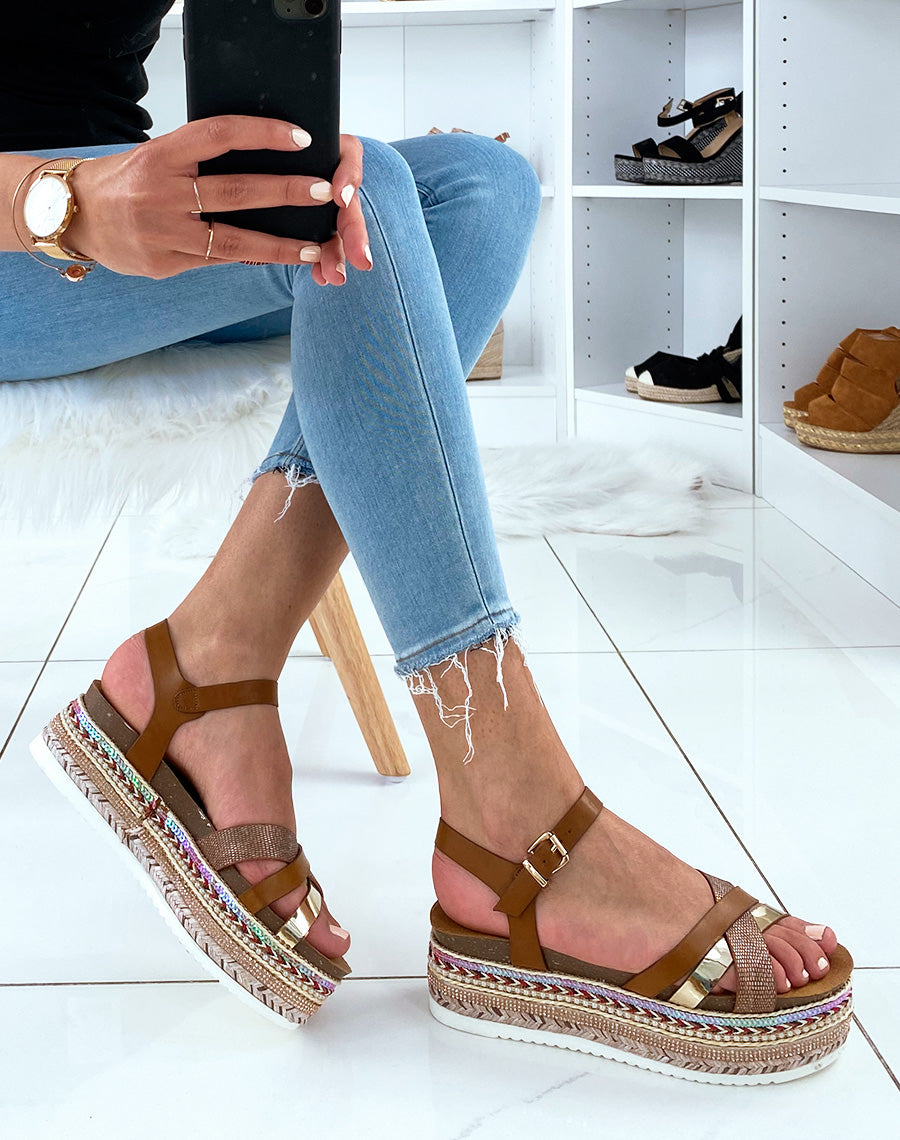 Nu-pieds marrons à semelles compensées fantaisies et multiples brides