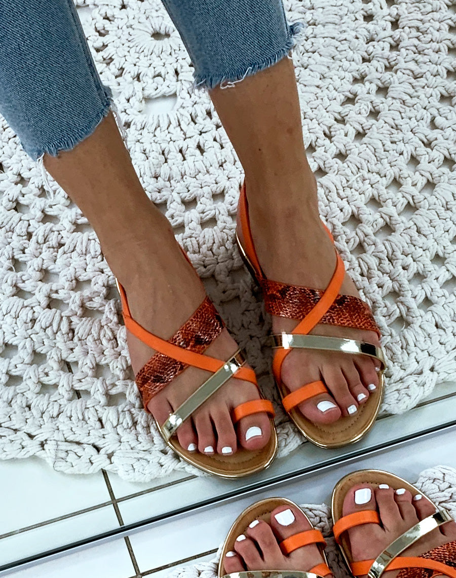 Nu-pieds à multiples lanières entrecroisées oranges dorés et effet python