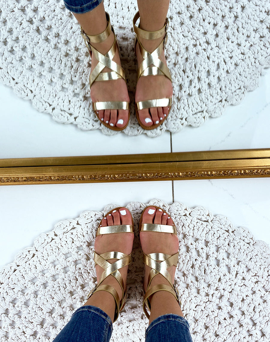 Nu-pieds à multiples sangles en simili cuir doré