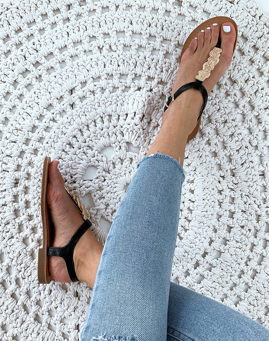 Nu-pieds noires?? bijoux dor?s?frapp?s