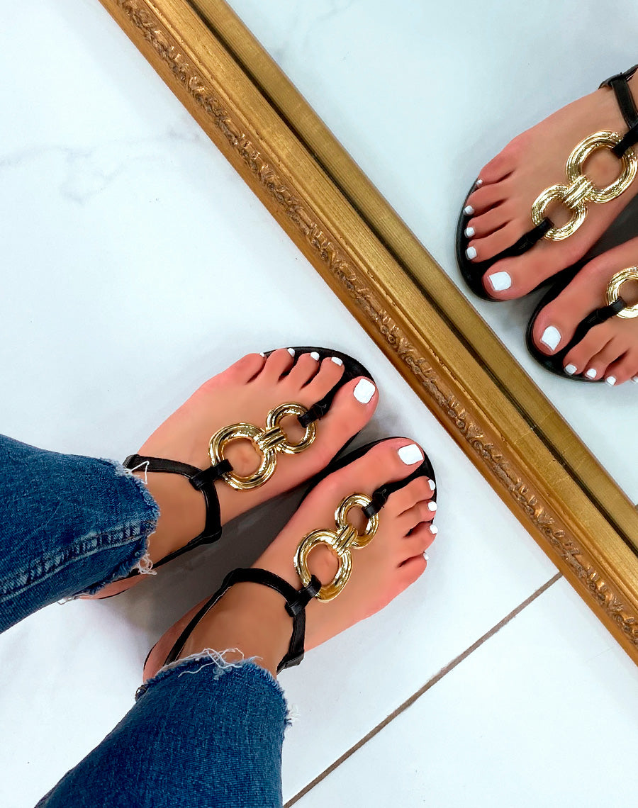Nu-pieds noirs à boucle dorée