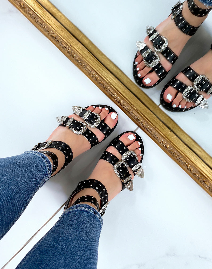 Nu-pieds noirs à boucles et clous argentés