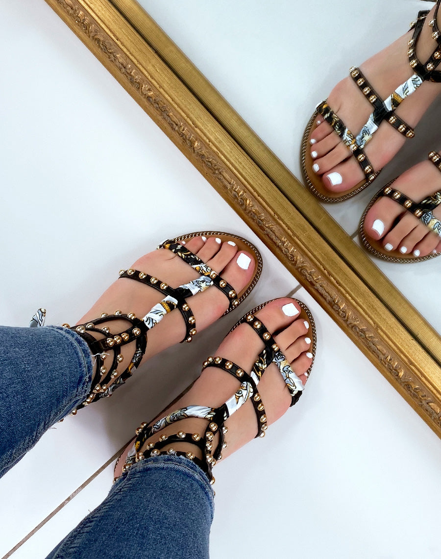 Nu-pieds noirs cloutés à foulard