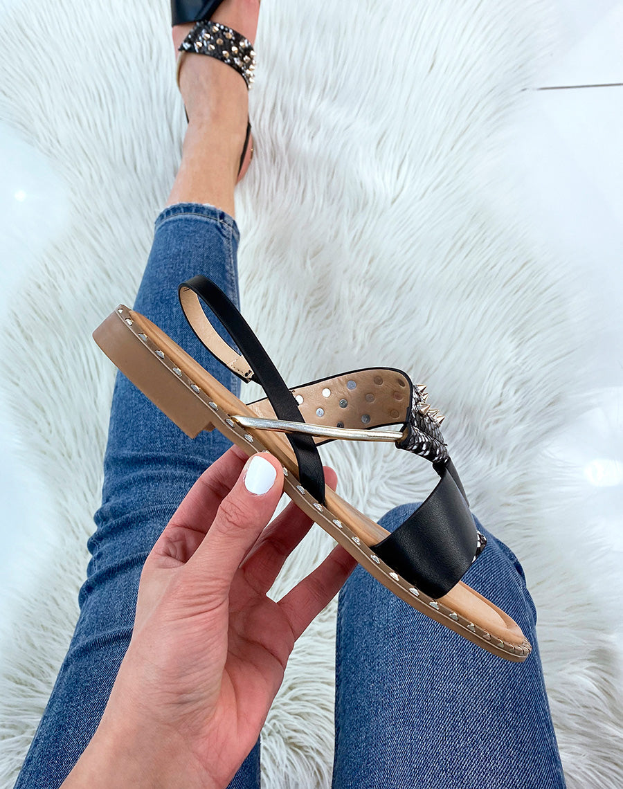 Nu-pieds noirs et effet snake ornés de clous