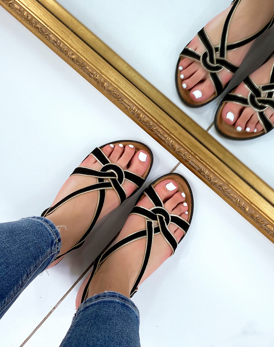 Nu-pieds noirs et lanières nouées dorées