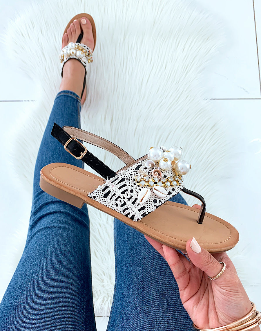 Nu-pieds noirs ornées de dentelle de perles et de strass