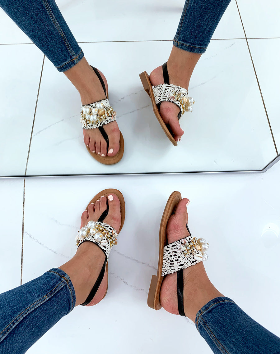 Nu-pieds noirs ornées de dentelle de perles et de strass