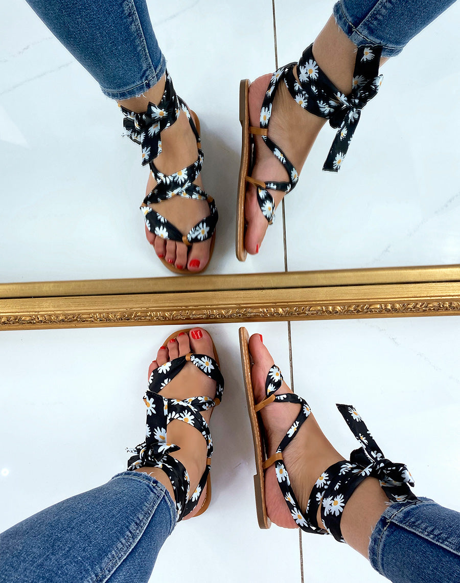 Nu-pieds noirs à ruban et motif fleuri