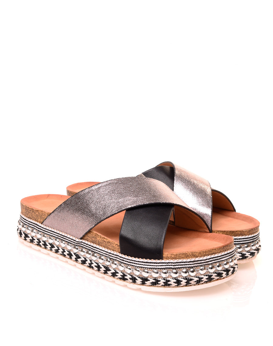 Nu-pieds noirs à semelles compensées à détails