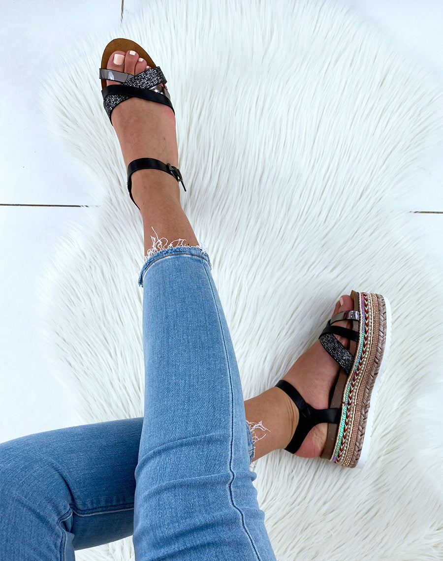 Nu-pieds noirs à semelles compensées fantaisies et multiples brides