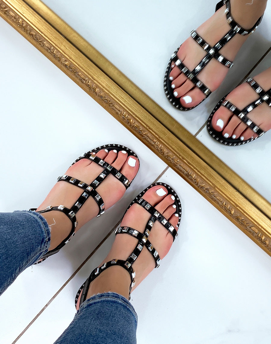 Nu-pieds noirs vernis à clous carrés argentés