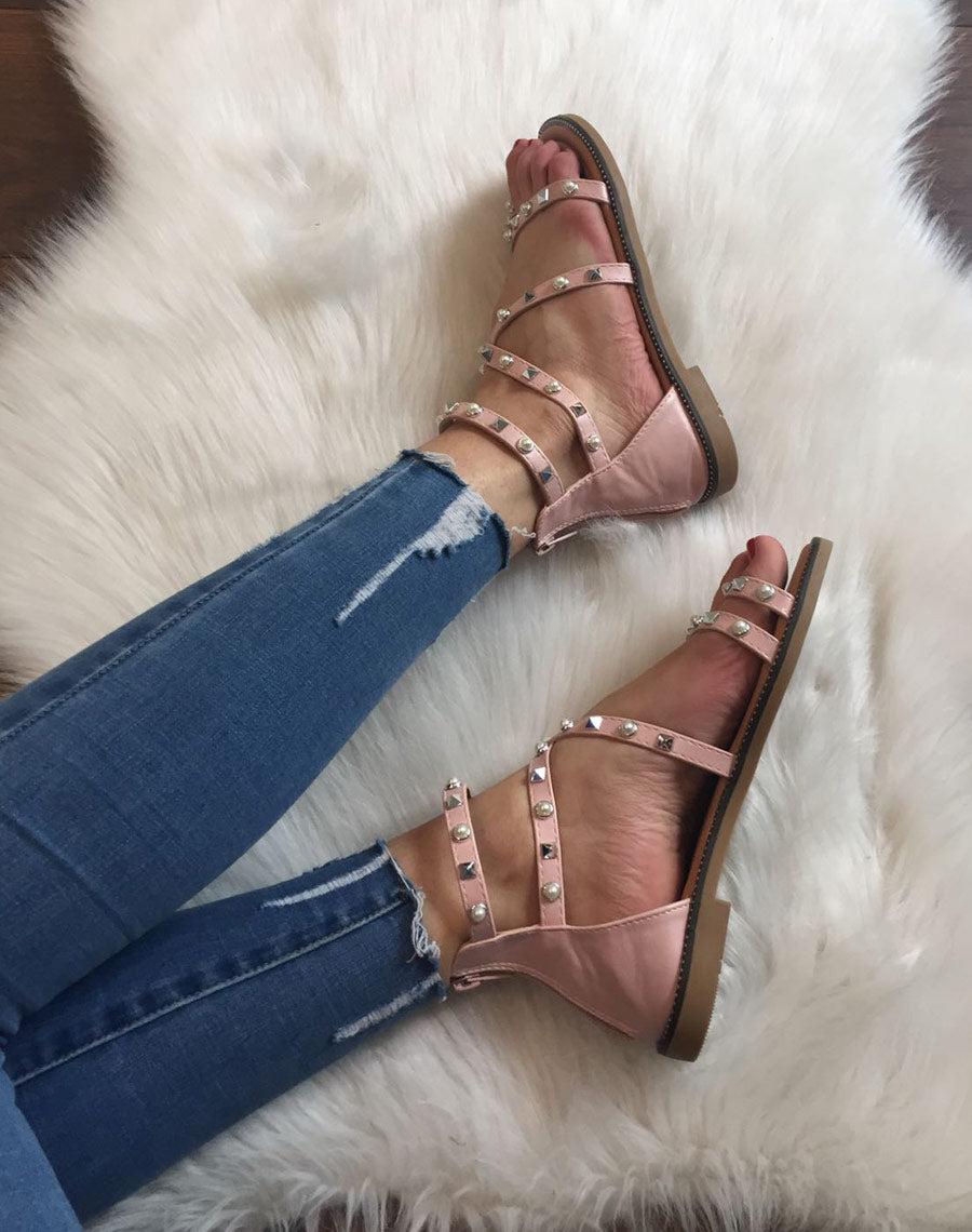 Nu-pieds roses cloutés et perlés