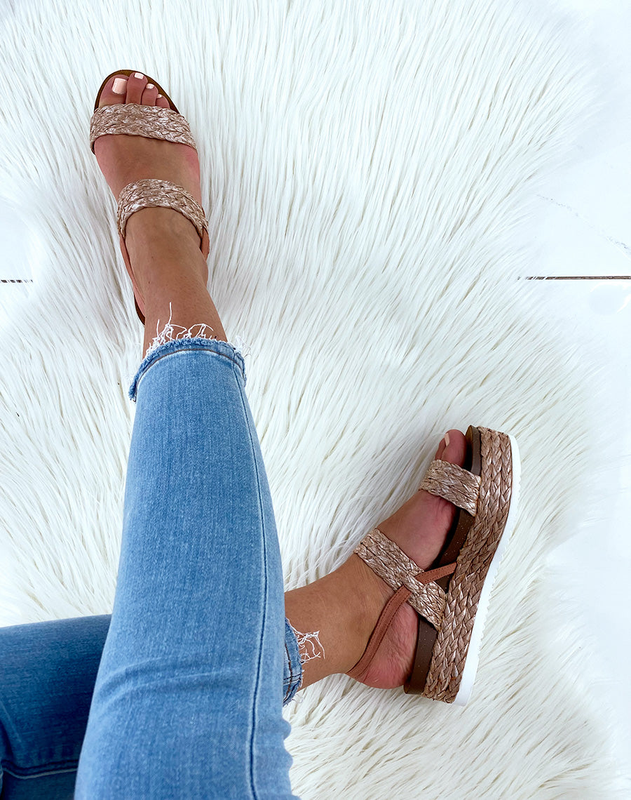 Nu-pieds roses à semelles compensées et doubles brides