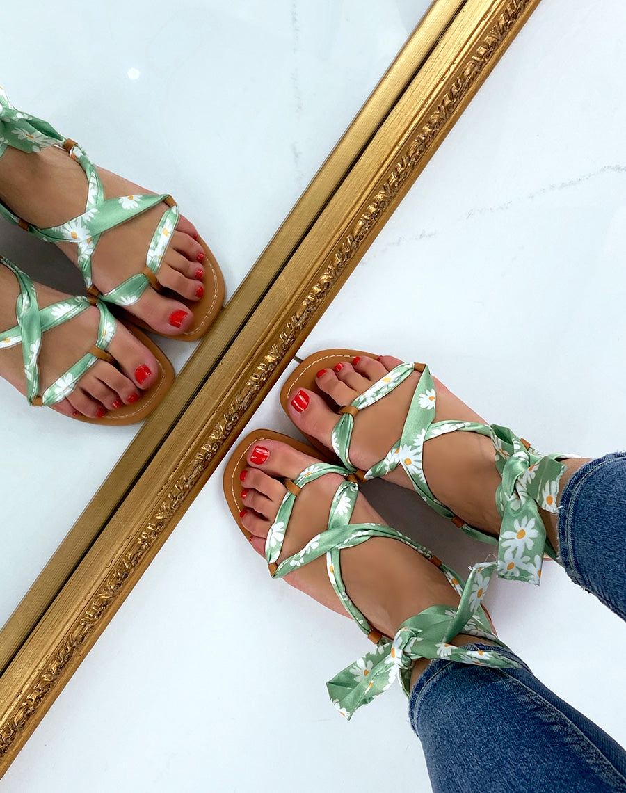 Nu-pieds verts à ruban et motif fleuri