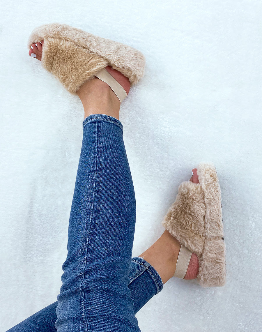 Pantoufles beige en fausse fourrure