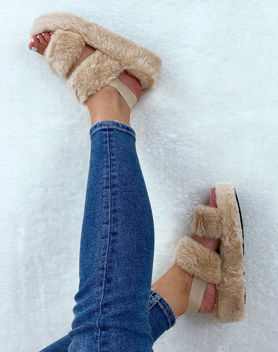 Pantoufles beiges en fausse fourrure à double lanière