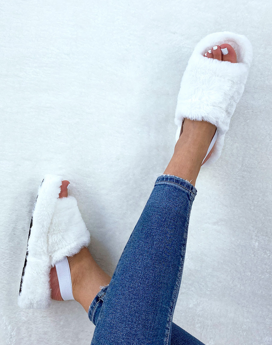 Pantoufles blanches en fausse fourrure