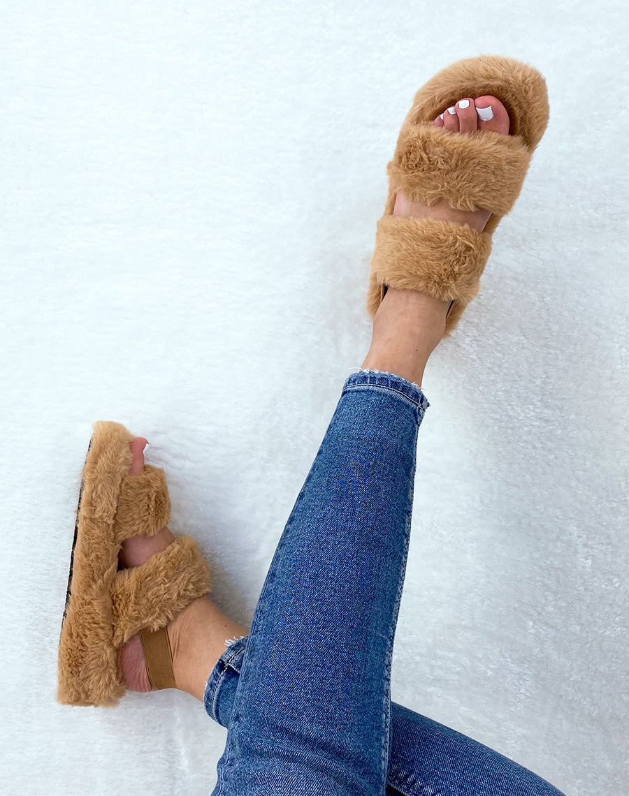 Pantoufles camel en fausse fourrure à double lanière