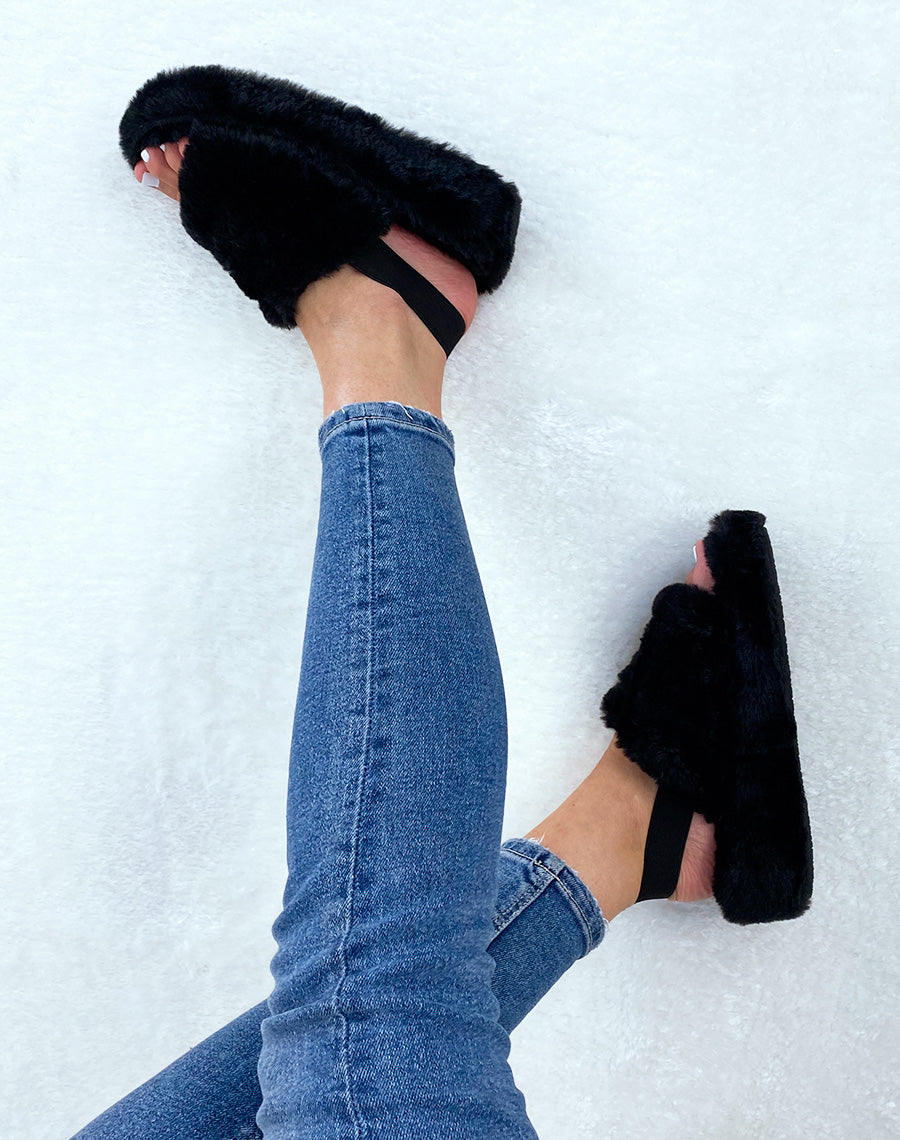Pantoufles noires en fausse fourrure