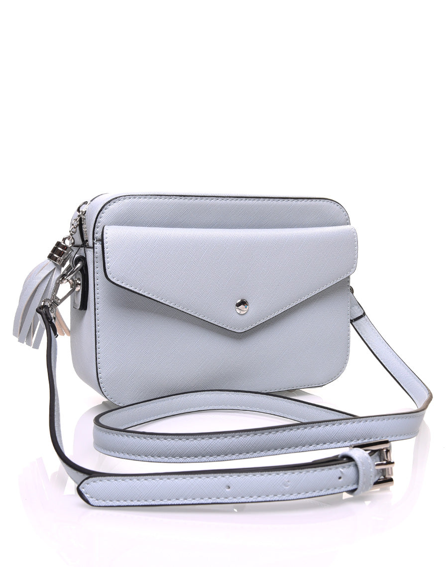 Petit sac bandoulière texturé bleu clair et fermeture pompon