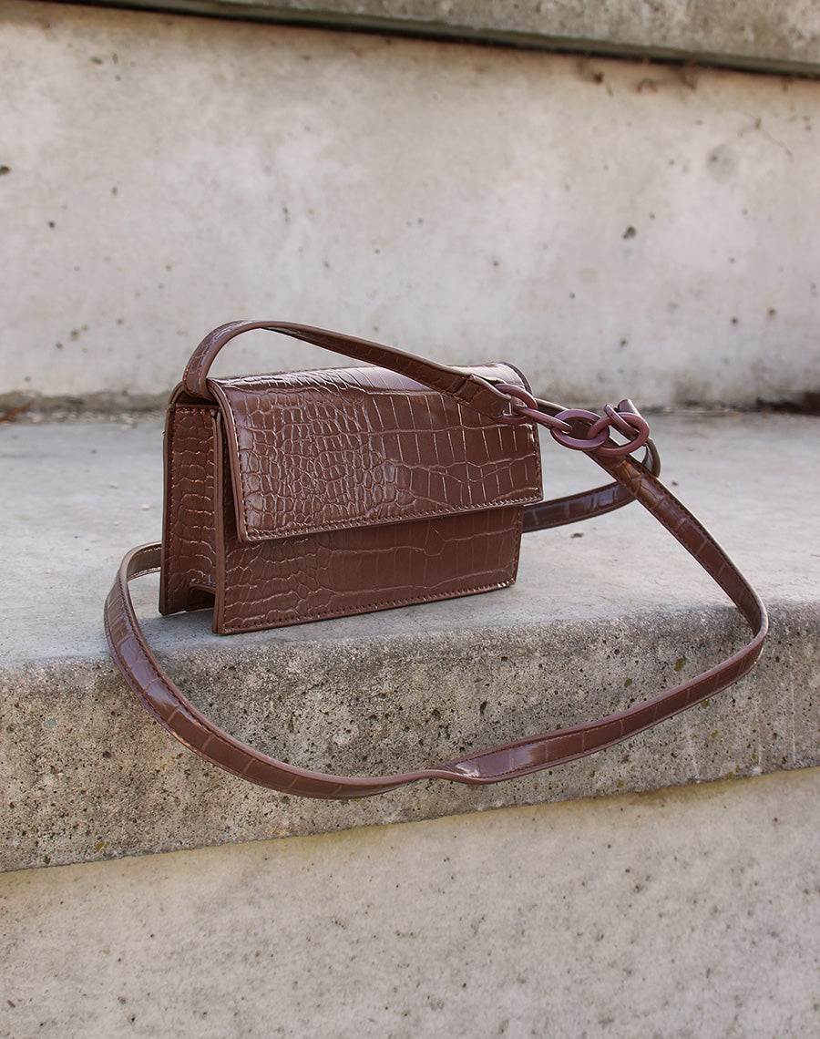 Pochette bandoulière effet croco chocolat