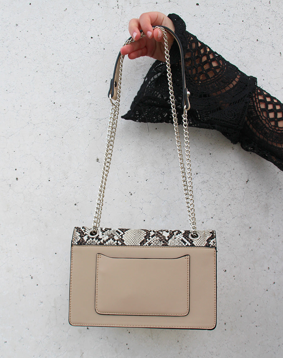 Pochette beige effet python à chaîne argentée