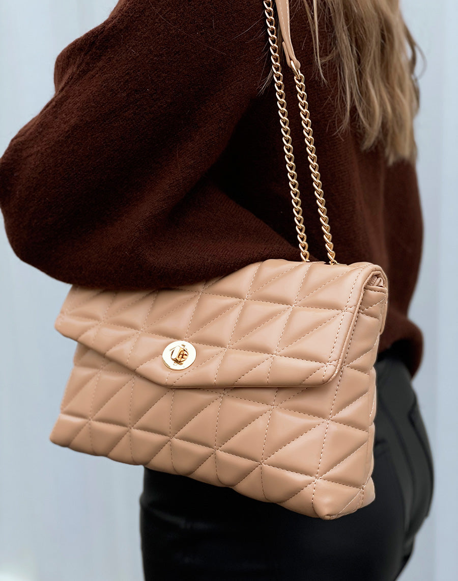 Pochette beige matelassé à chaînes dorées