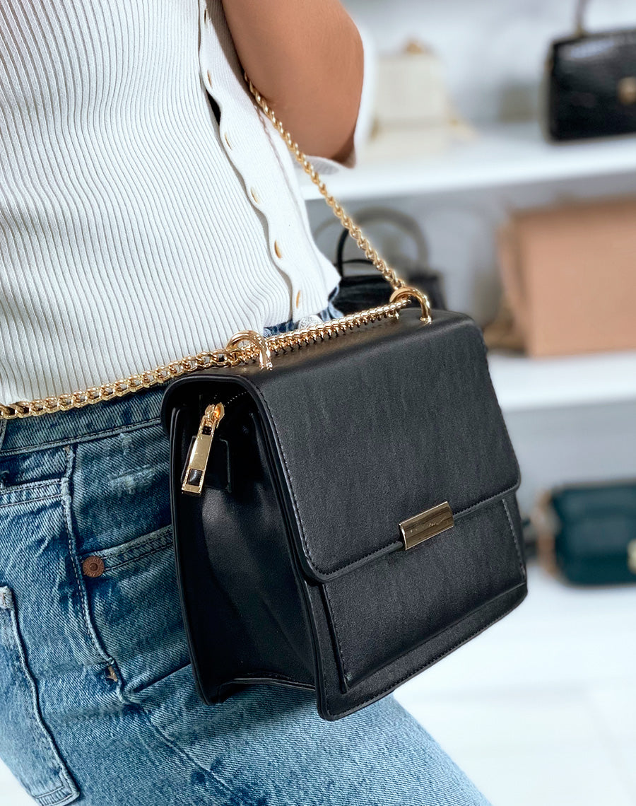 Pochette noire à chaîne dorée
