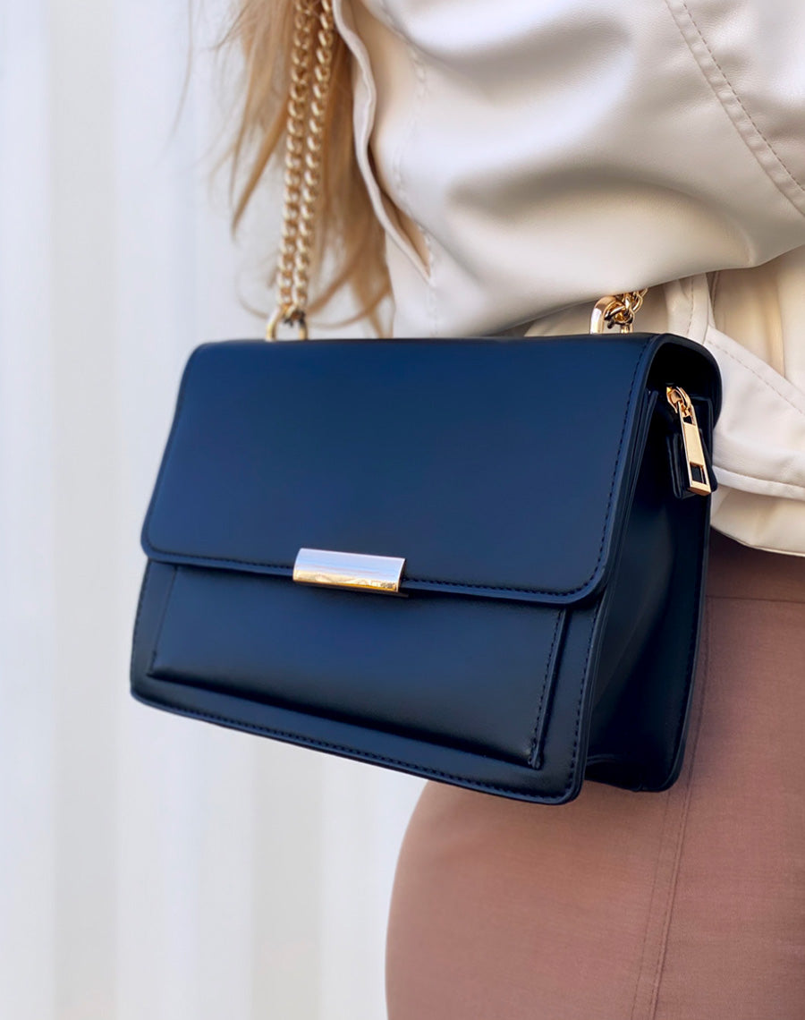 Pochette noire à chaîne dorée