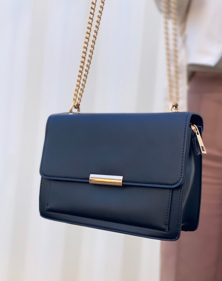 Pochette noire à chaîne dorée