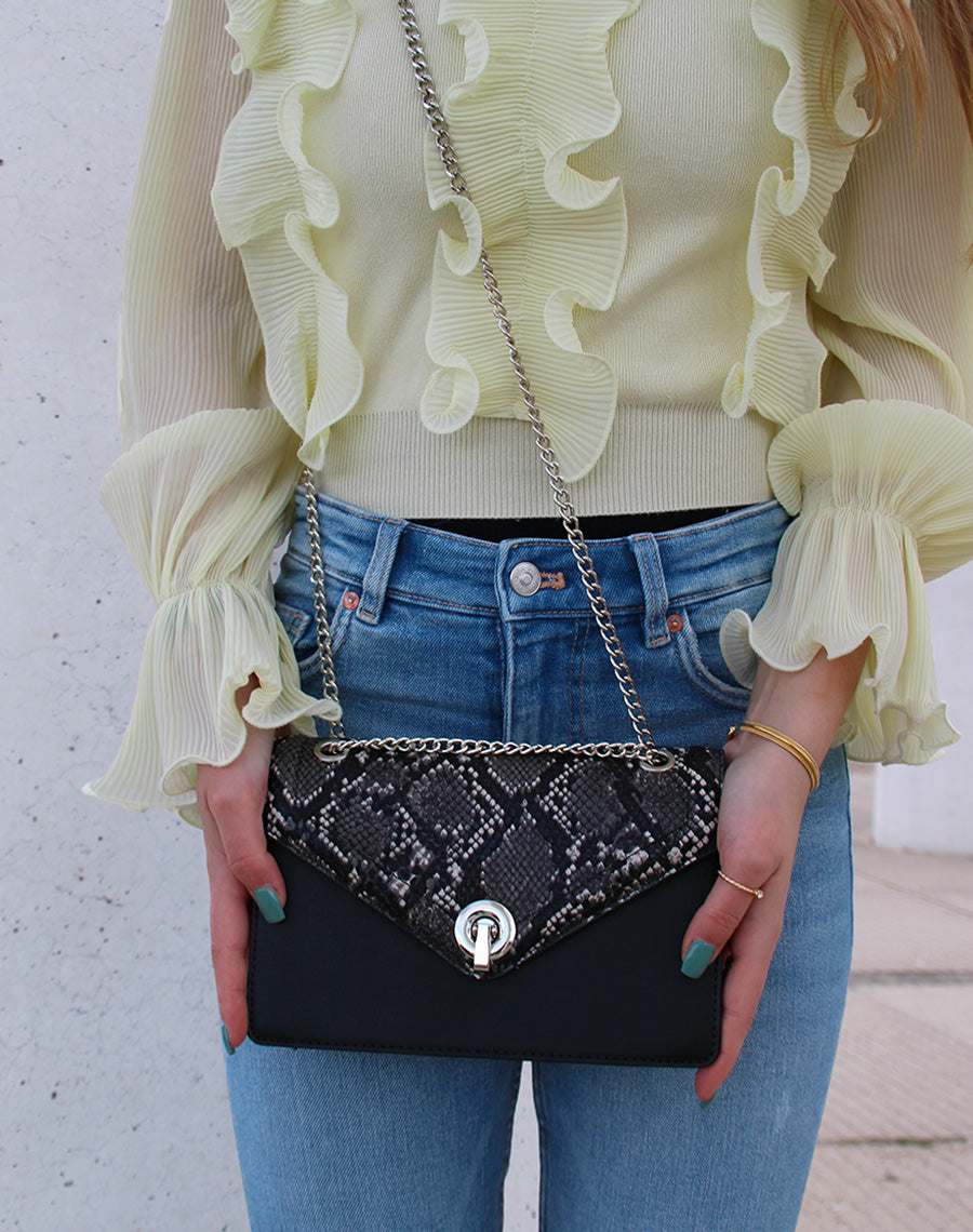 Pochette noire effet python à chaîne argentée