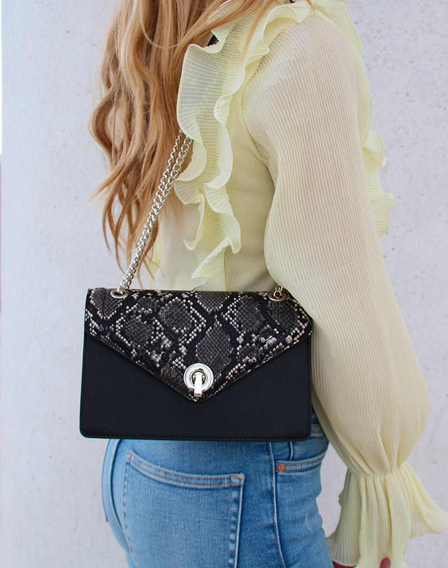 Pochette noire effet python à chaîne argentée